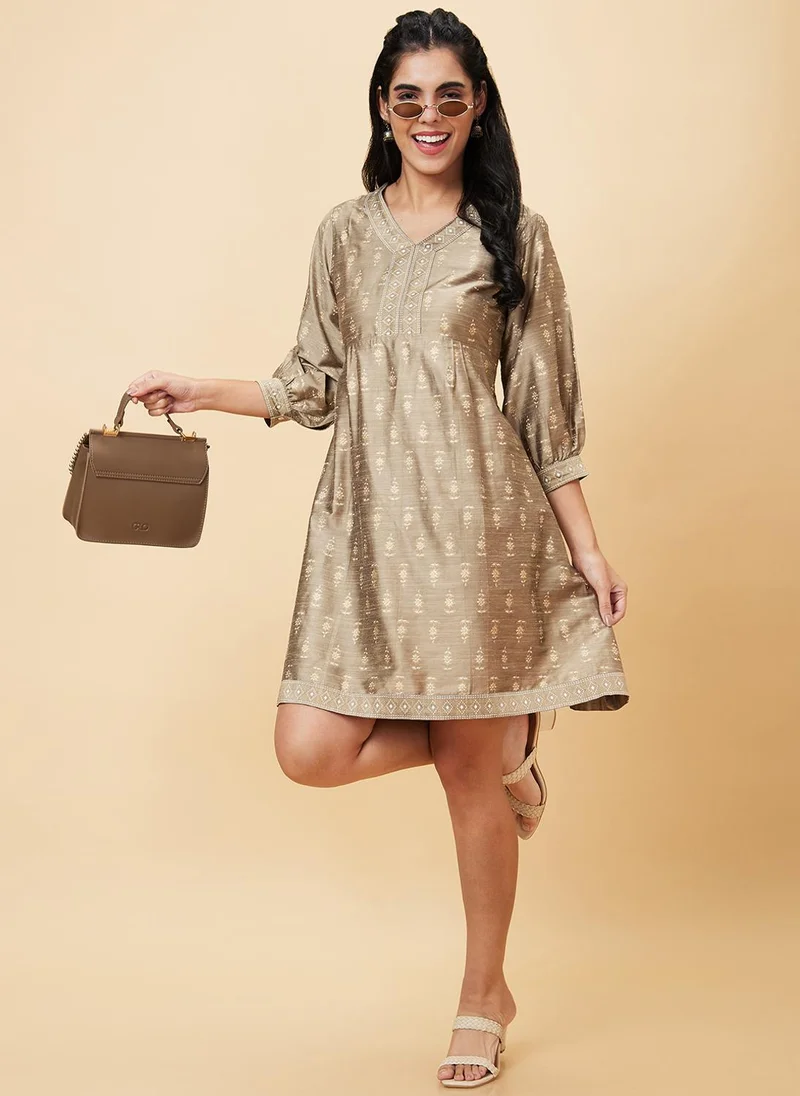 جلو باص فستان نسائي مطبوع بياقة على شكل حرف  وأكمام منفوخة بقصة واسعة